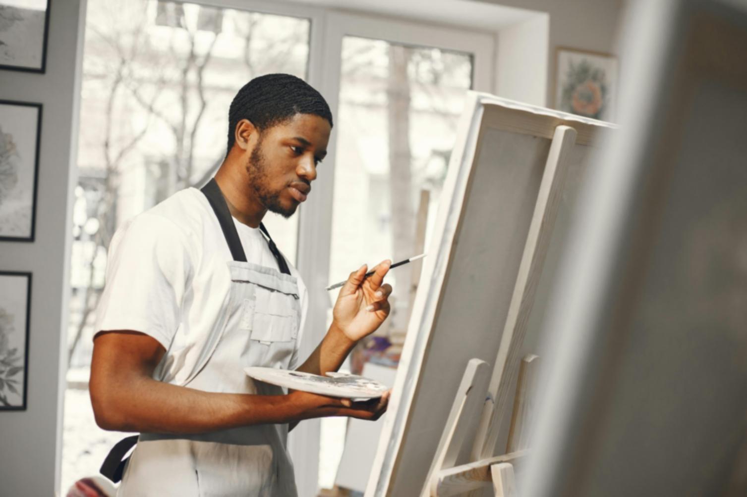 Atelier de dessin créatif avec matériel artistique