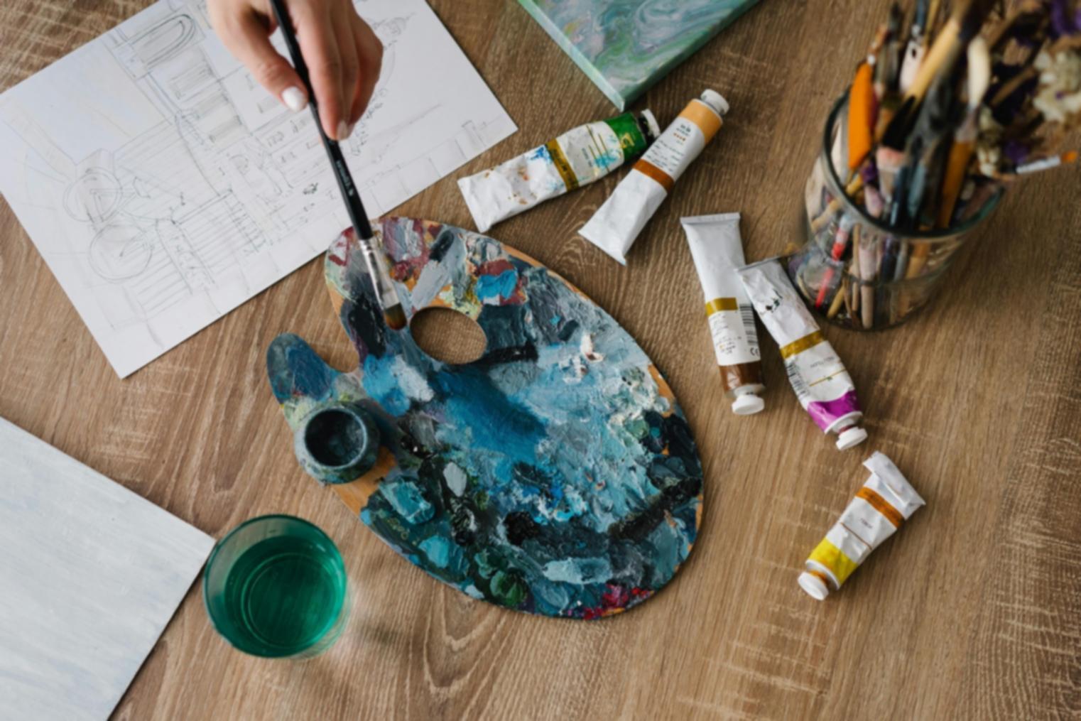 Artiste desssinant un paysage en plein air