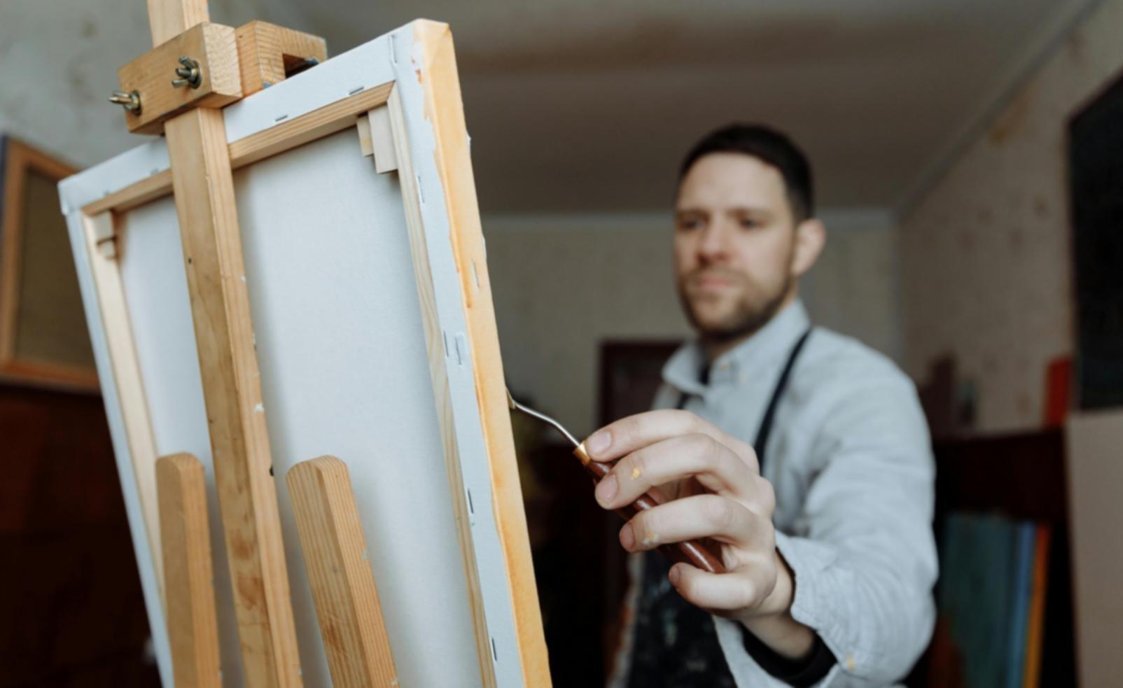 Atelier d'art avec chevalets et matériel de dessin